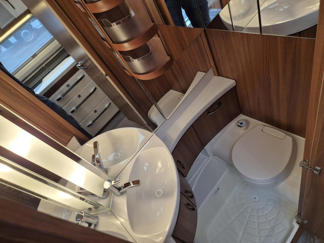 Hobby 540 UFF Nw staat. Queens bed, mover + Thule luifel foto: 16