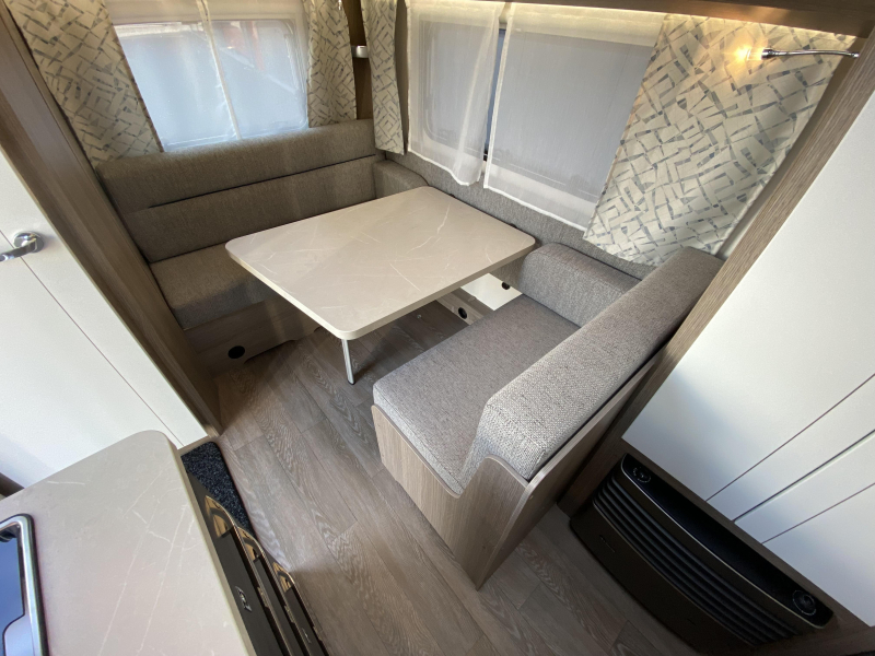 Hobby On Tour 390 SF Treinzit, dwars bed  foto: 10