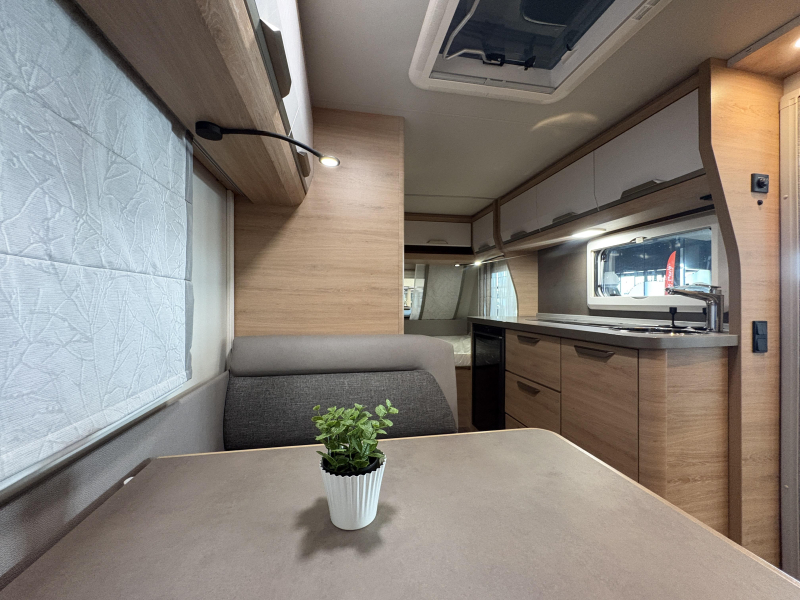 Knaus Sudwind 420 QD dwarsbed / treinzit  foto: 5