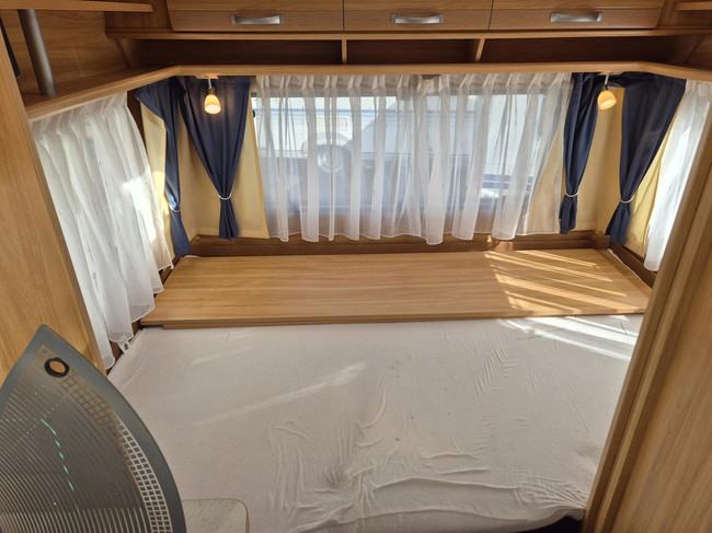 Dethleffs 430 DB Vast bed, mover, Voortent met aanbouw Bovag foto: 16