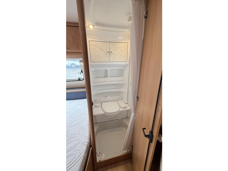 Hobby Excellent 460 UFE frans bed rondzit toilet  foto: 11