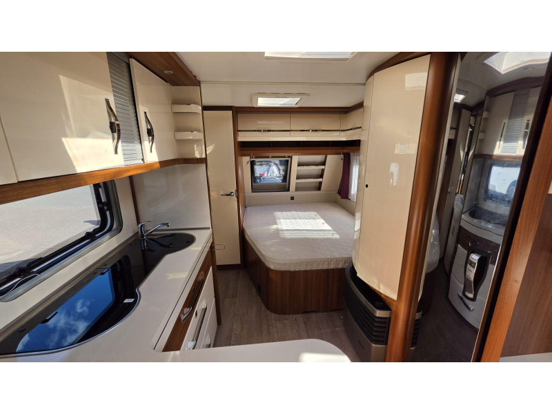Hobby Excellent 560 CFE inclusief mover  foto: 9