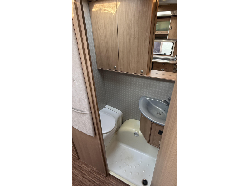 Bürstner Averso Fifty 500 TL enkele bedden rondzit  foto: 5