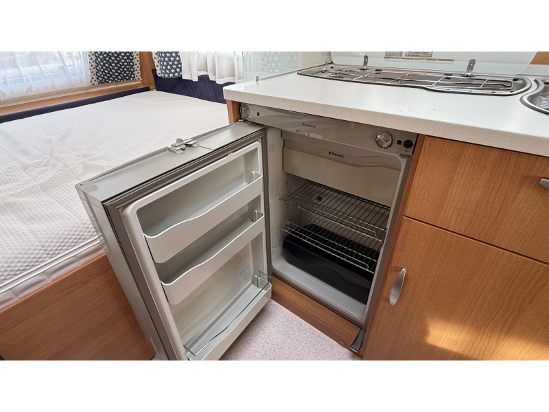 Knaus Sport 420 QD treinzit vast bed toilet  foto: 9