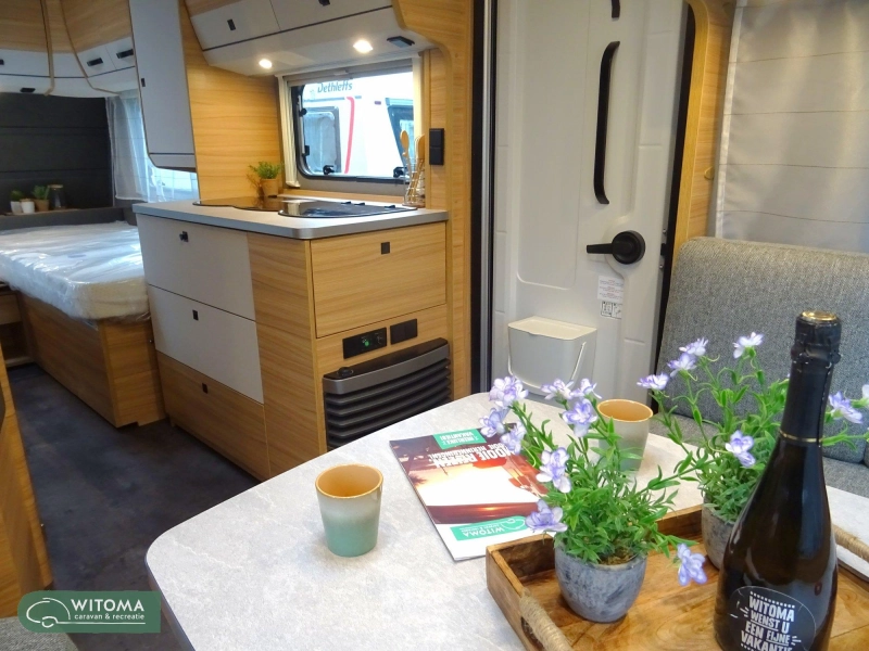 Dethleffs Summer Edition 460 EL Op show lengtebedden 