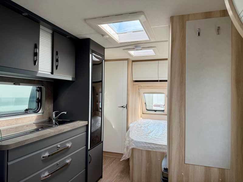 Hobby De Luxe 460 UFE Frans bed & rondzit!  foto: 6