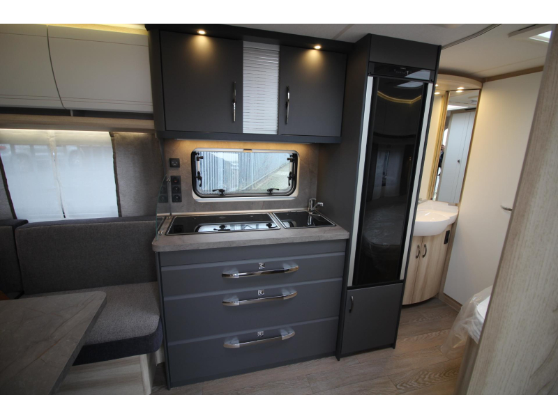 Hobby De Luxe 460 UFE Frans bed & rondzit!  foto: 7