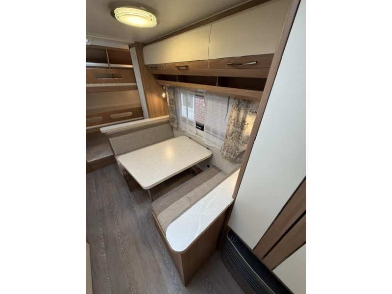 Hobby De Luxe 540 KMFE 3 stapelbed Mover Airco  foto: 21