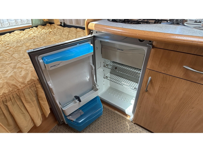 Hobby Excellent Easy 400 SF dwars bed treinzit toilet  foto: 8