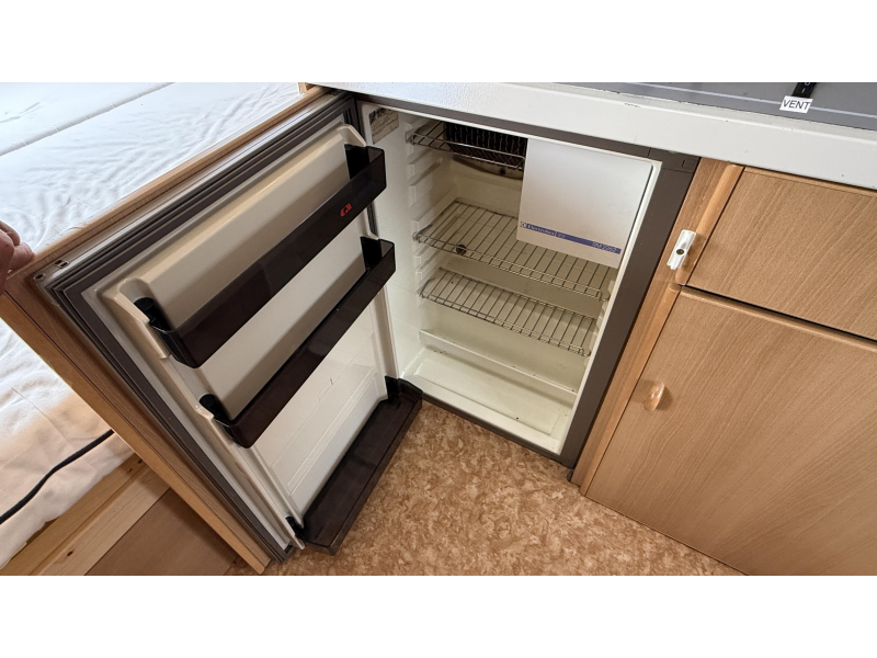 Adria Optima 425 TK vast bed zit toiletruimte  foto: 9