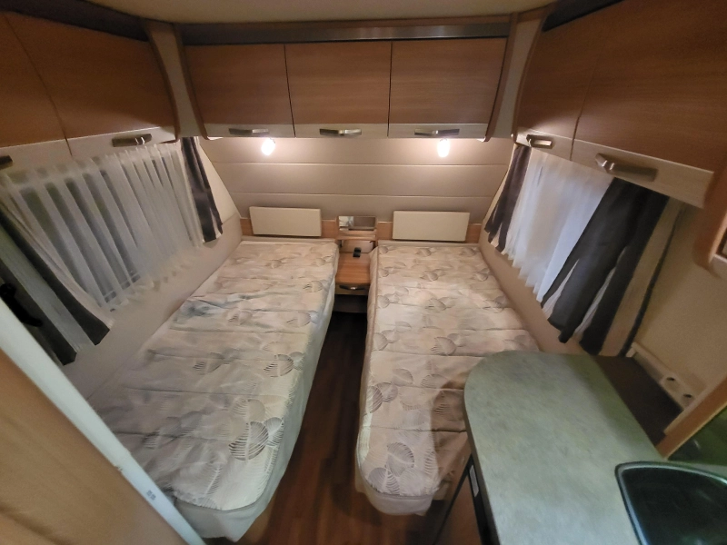 Knaus Sudwind 460 EU met zakluifel en zijwand  foto: 8