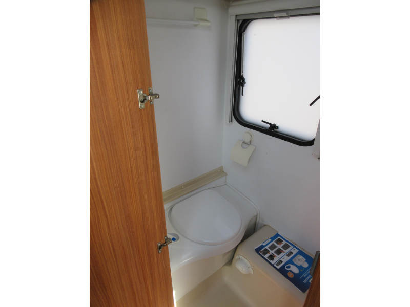 Adria Adora 492 UL MET MOVER & DAKVENTILATOR  foto: 9