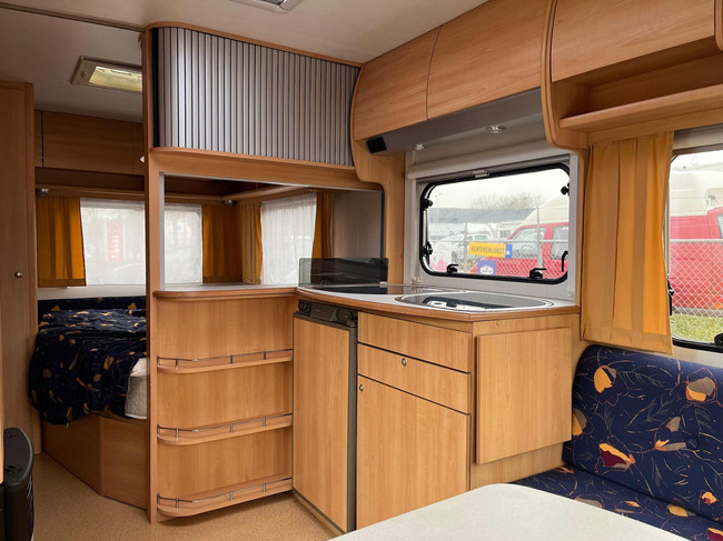 HOME-CAR Racer 45 Spirit | Fransbed | Dinette | Fietsenrek voor | Kachel | Koelkast | Toilet en wasbak foto: 10
