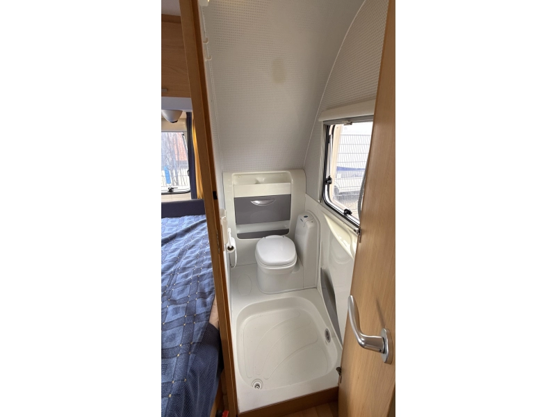 Knaus Sudwind 450 FU frans bed rondzit toilet  foto: 11