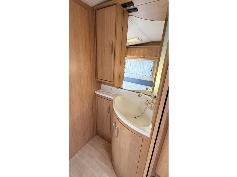 Hobby Excellent 460 UFE frans bed rondzit toilet  foto: 10