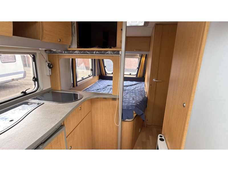 Knaus Sudwind 450 FU frans bed rondzit toilet  foto: 2