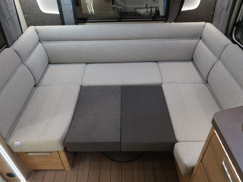 Knaus Sudwind Black Selection 450 FU FRANS BED / RONDZIT  foto: 15