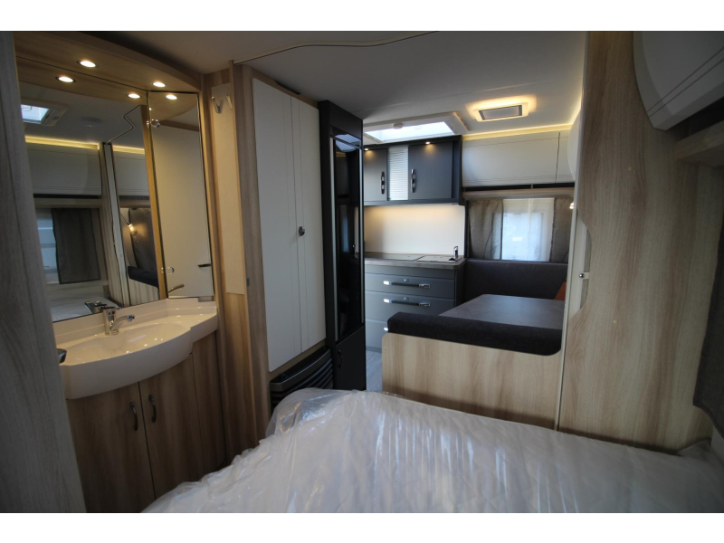 Hobby De Luxe 400 SFE Frans bed & hoge koelkast  foto: 9