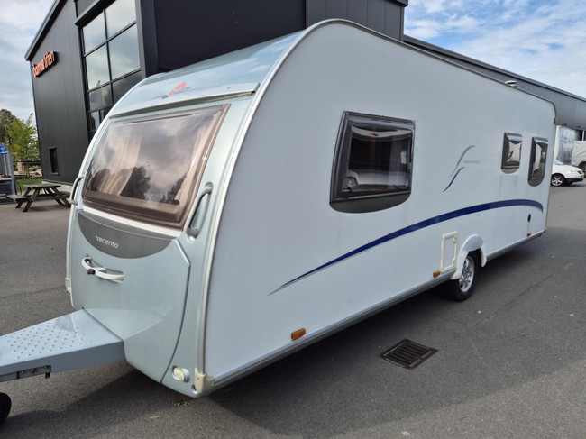Bürstner 525 TS Belcanto Queens bed kleine voortent foto: 3