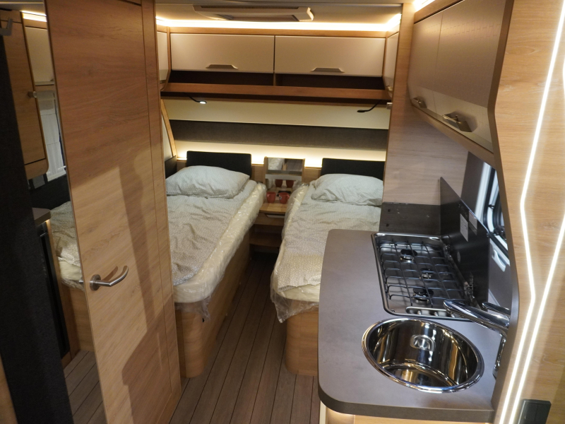 Knaus Sudwind Black Selection 460 EU ENKELE BEDDEN  foto: 3