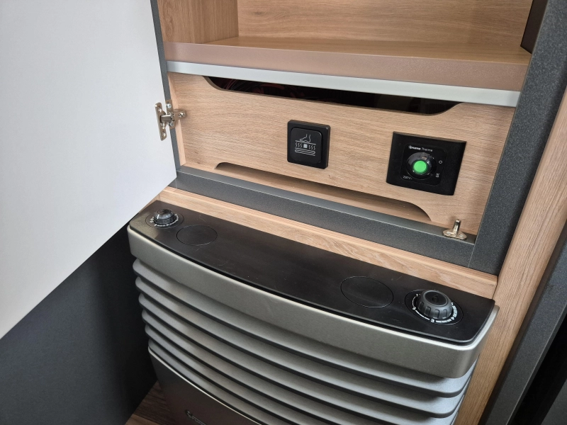 Knaus Sport Platinum 500 QDK Stapelbed en garagedeur  foto: 8