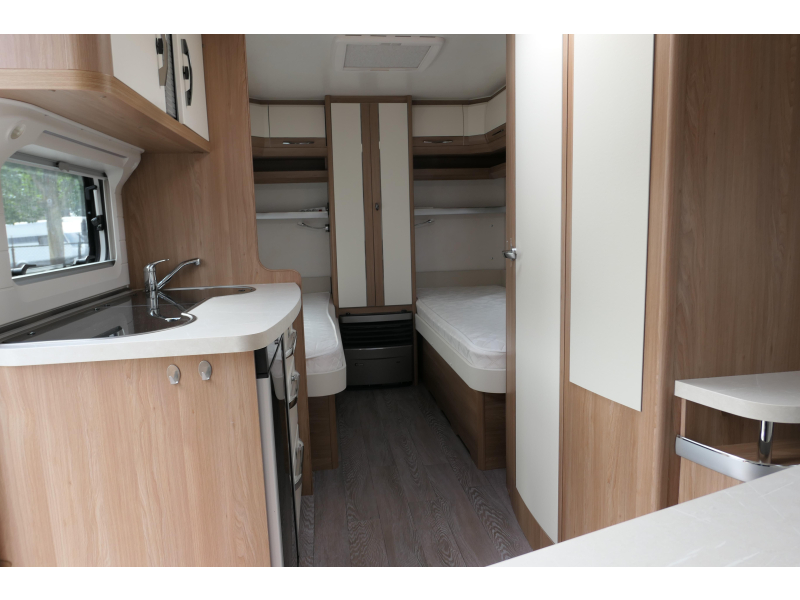 Hobby De Luxe 460 LU enk. bed mover en voort.  foto: 12