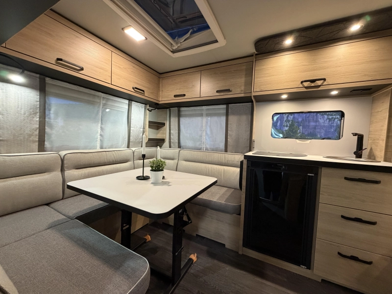 Weinsberg CaraOne Edition HOT 450 FU fransbed / rondzit  foto: 8