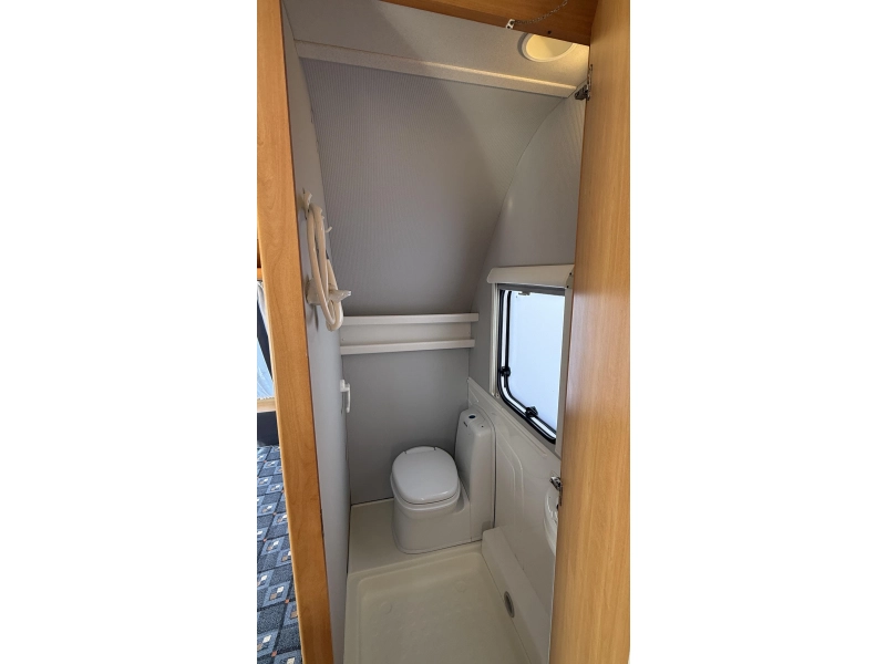 Eifelland Holiday 465 TF frans bed rondzit toilet  foto: 11