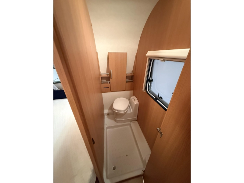 Knaus Sport 500 FDK STAPELBED VASTBED ZITJE  foto: 16