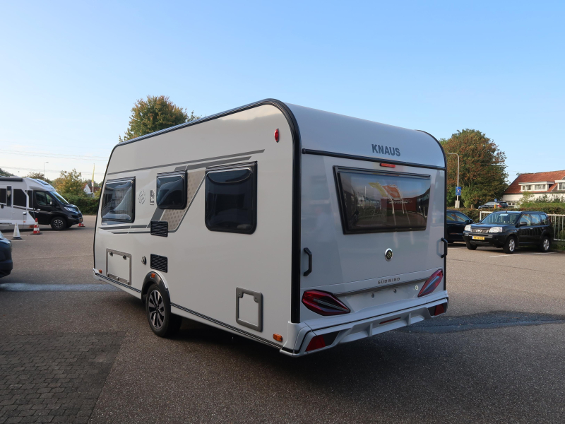 Knaus Sudwind Black Selection 450 FU FRANS BED / RONDZIT  foto: 18