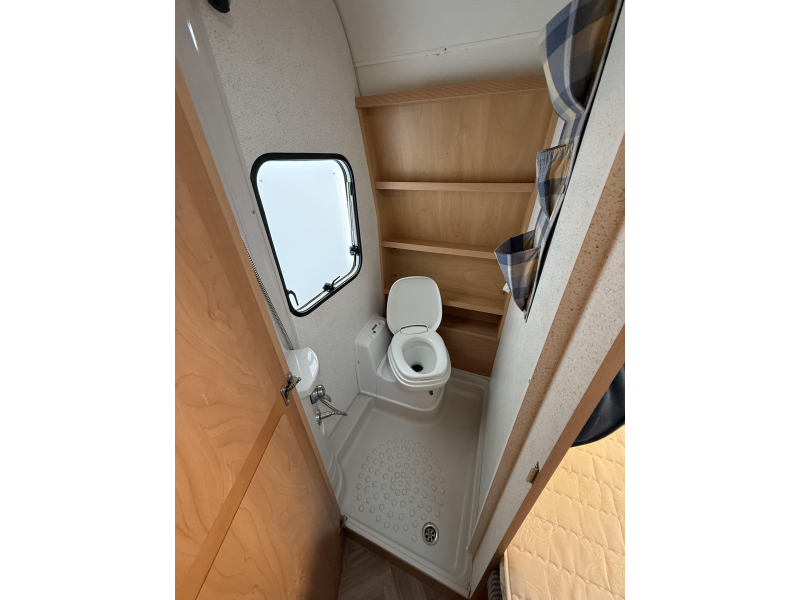 Bürstner Amara 450 TS FRANSBED RONDZIT VOORTENT  foto: 17