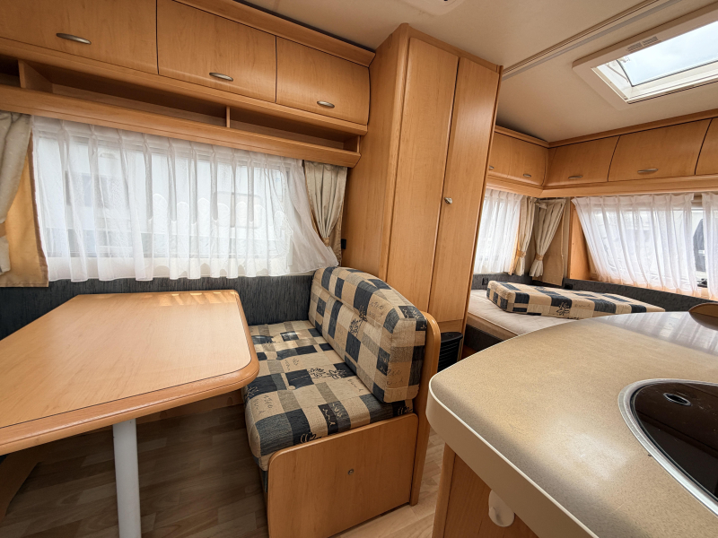 Hobby De Luxe 400 SF Voortent, Zitje Dwarsbed 