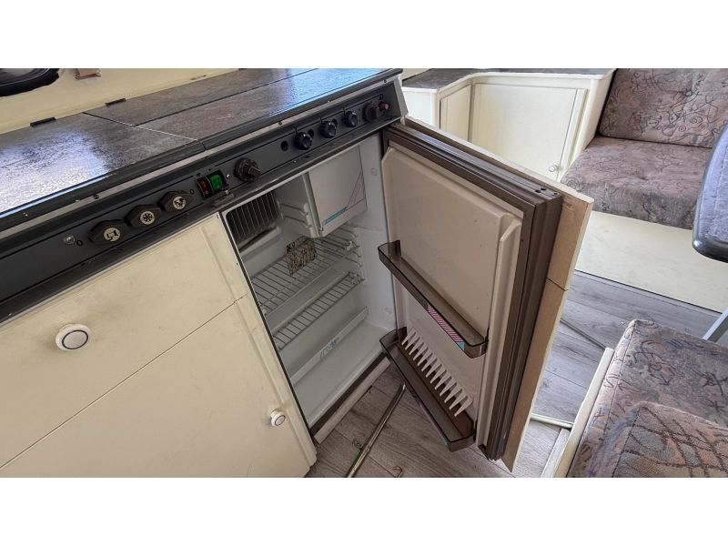 Dethleffs Camper 440 T treinzit vast bed toilet  foto: 8