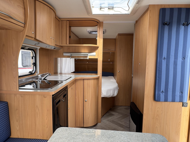 Bürstner Ventana 460 TS - Mover - Voortent  foto: 5