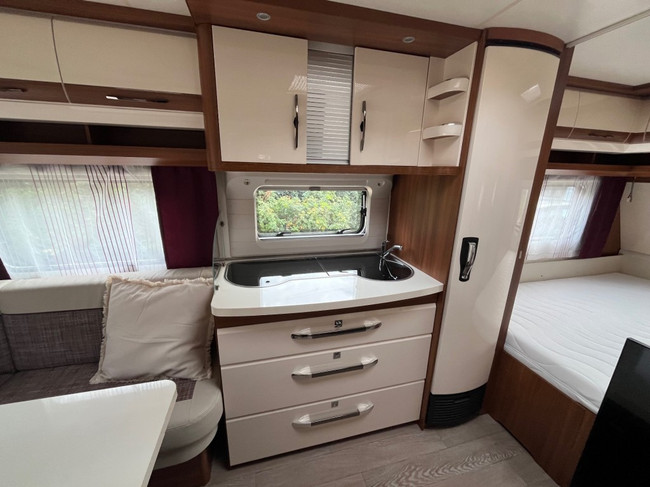 Hobby 495 Ufe Excelent Frans bed, mover . foto: 7