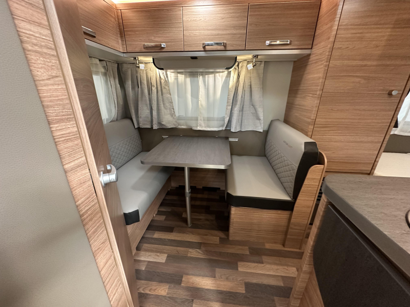 Weinsberg CaraOne Edition HOT 390 QD voortent | ex-verhuur  foto: 9