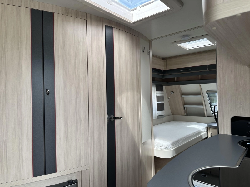 Hobby De Luxe Special 495 UL mover - voortent  foto: 6