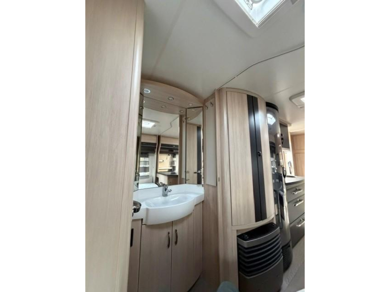 Hobby De Luxe Edition 560 KMFE stapelbed voortent mover  foto: 16