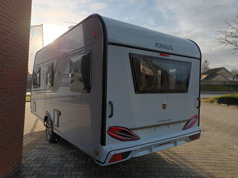 Knaus Sudwind Black Selection 460 EU  foto: 11