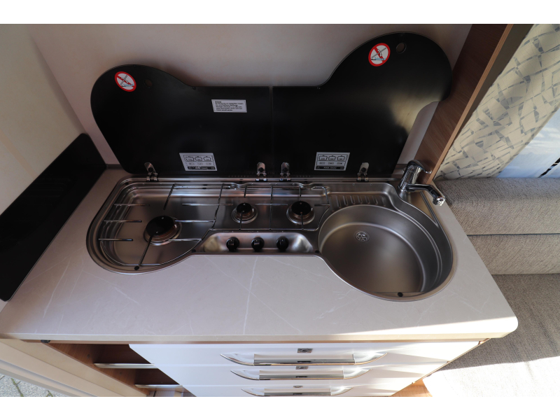 Hobby De Luxe 400 SFE Mover / Voortent  foto: 13