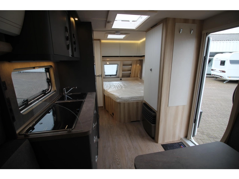 Hobby De Luxe 460 UFE Frans bed & rondzit!  foto: 12