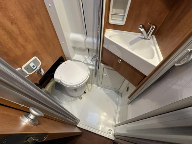 Malibu Van 640 LE LENGTE BEDDEN + TREKHAAK foto: 9