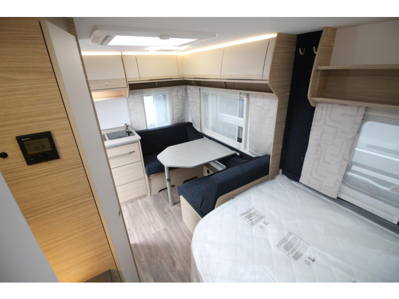 Fendt Bianco Activ 390 FHS Frans bed & hoge koelkast  foto: 9