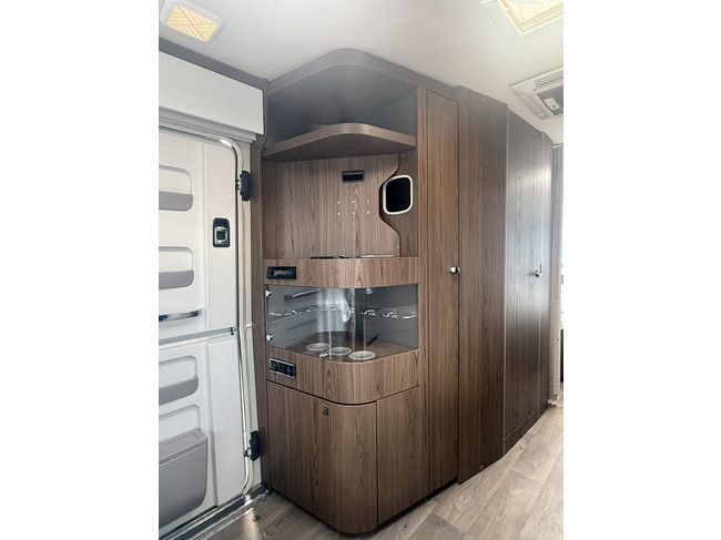Eriba T 820 (TOURING 820) full options EP level systeem lengte bedden XT mover Truma zonnepanelen 2x dakairco Dometic elktr schotel foto: 10