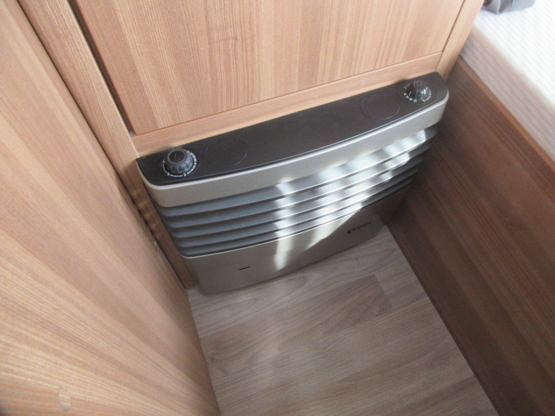 Weinsberg CaraOne Edition HOT 390 MET VOORTENT  foto: 12