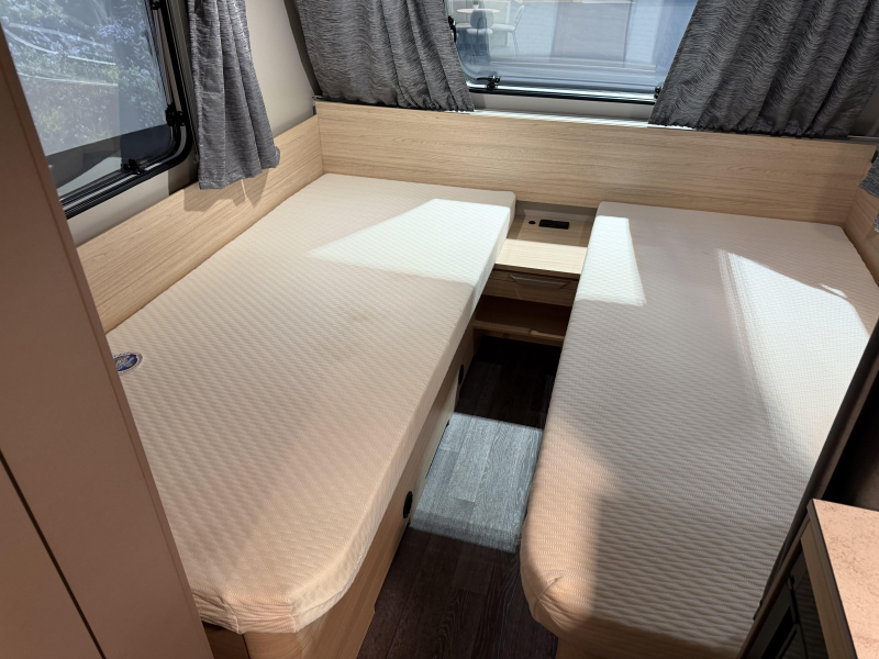 Weinsberg CaraLife 470 EU enkele bedden / dinette  foto: 6