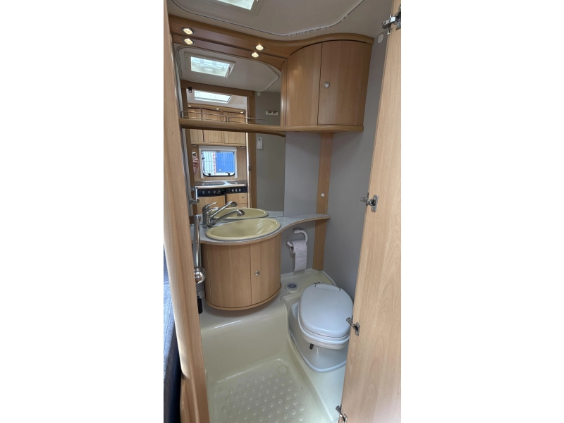 Dethleffs Camper 440 DB treinzit vast bed toilet  foto: 6