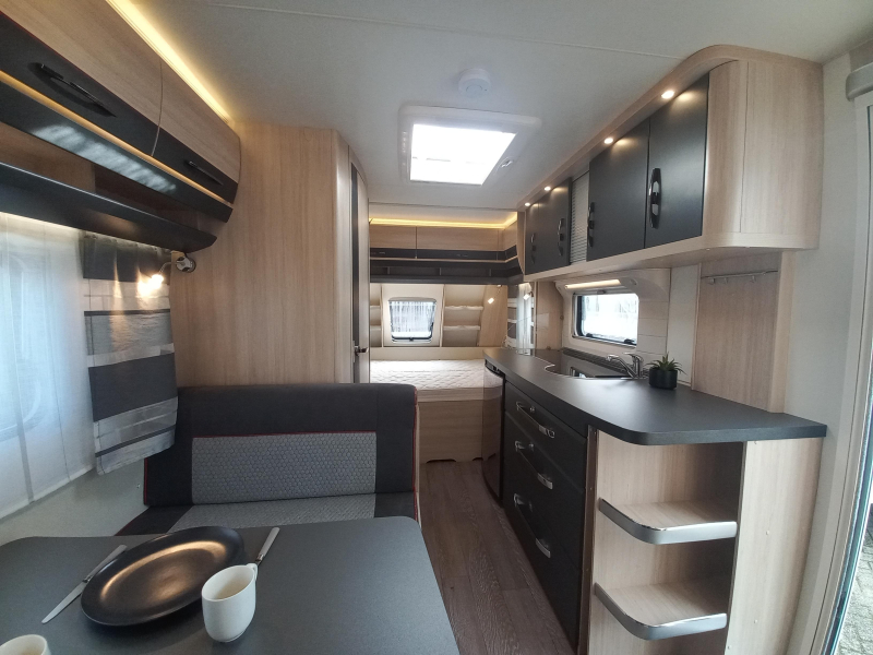 Hobby De Luxe Edition 440 SF voortent Unico-mover-etc  foto: 8