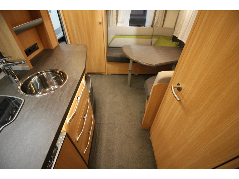 Knaus Sudwind Silver Selection 420 QD Mover Thule 6300 Voortent  foto: 5
