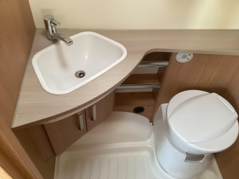 Knaus Sport 420 QD Unico luifel met voorwand  foto: 12